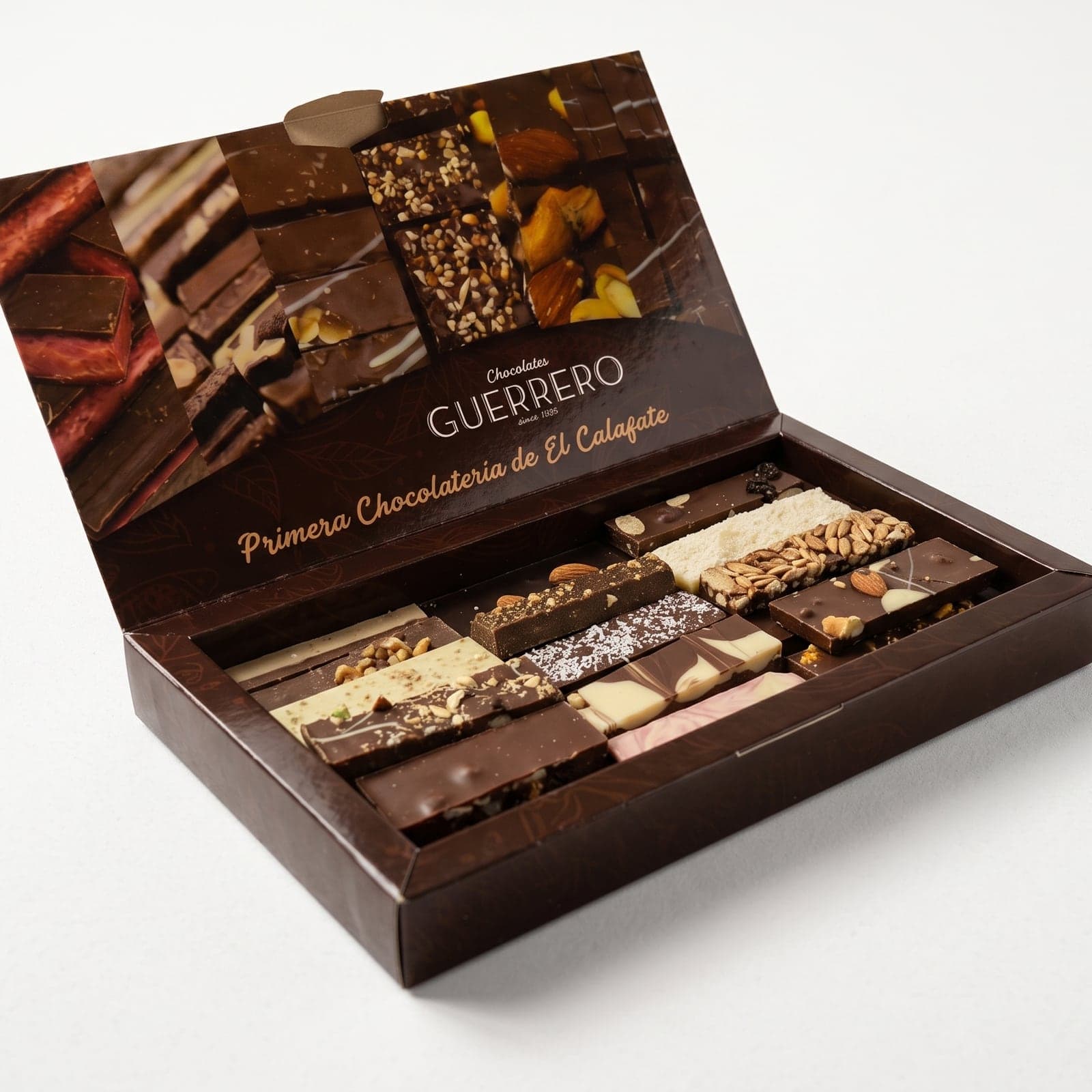 Caja abierta del surtido de chocolates artesanales de 1 kg, con las barras ordenadas en dos filas
