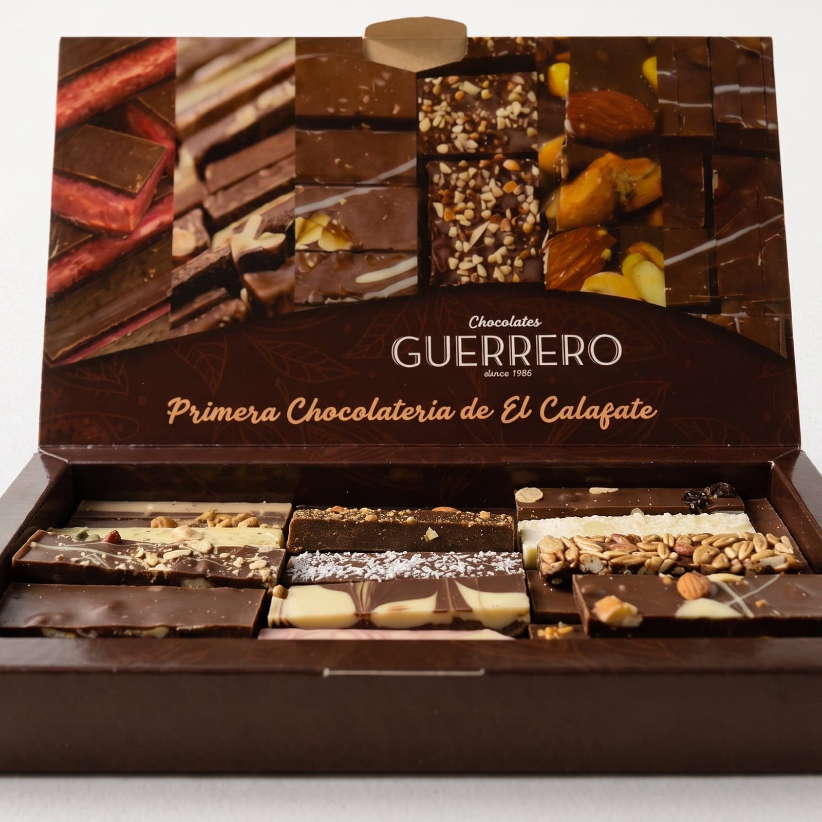 Caja abierta del surtido de chocolates artesanales de 1 kg vista de frente, con la variedad de barras a la vista