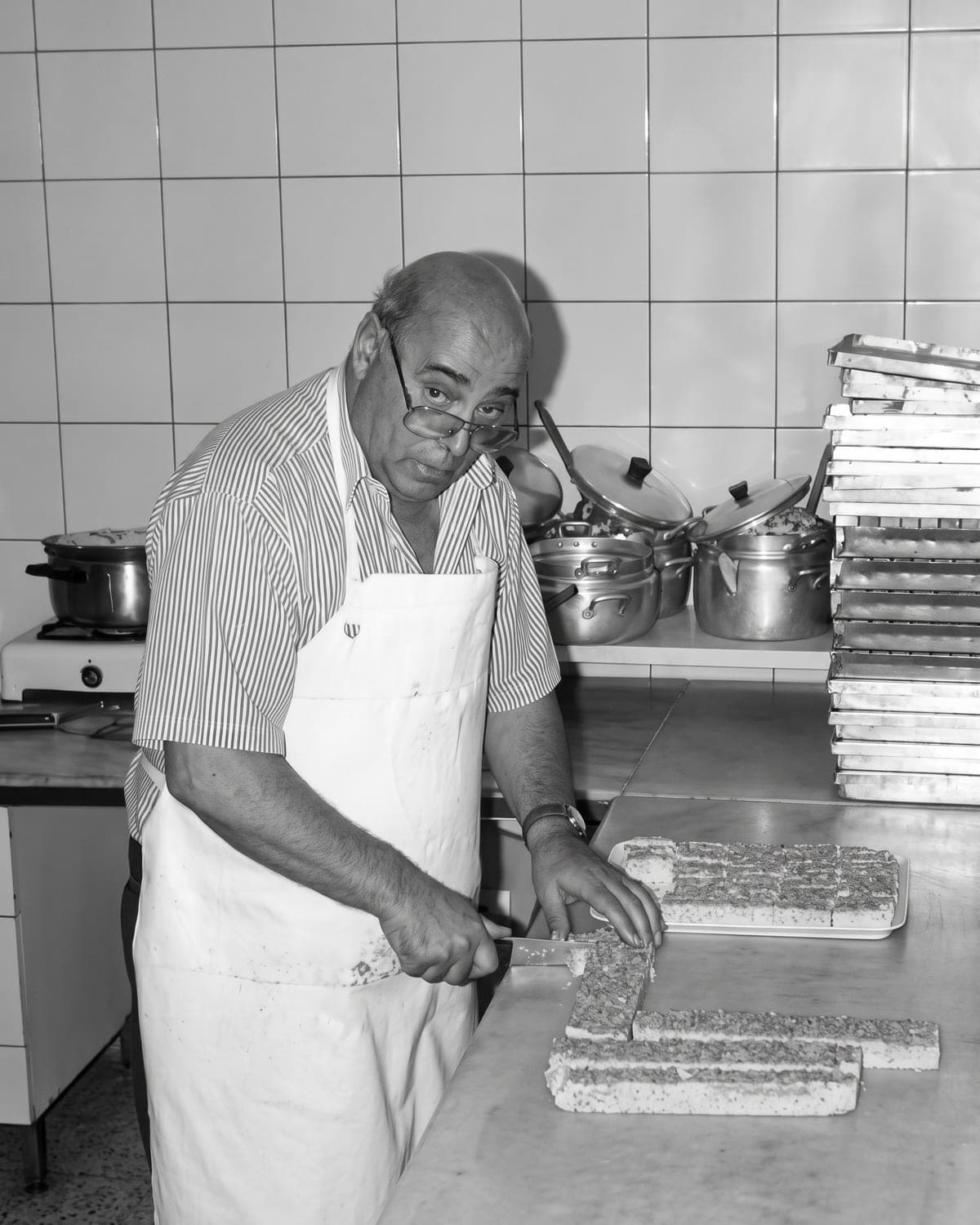 Zelmar Guerrero, fundador de Chocolatería Guerrero, trabajando en el taller en El Calafate
